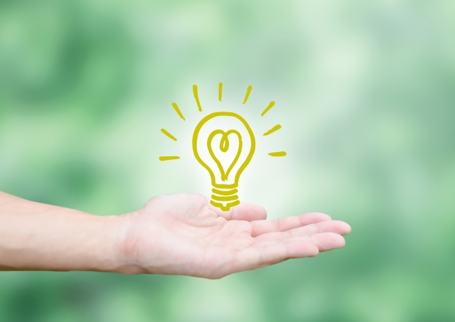 電球と手