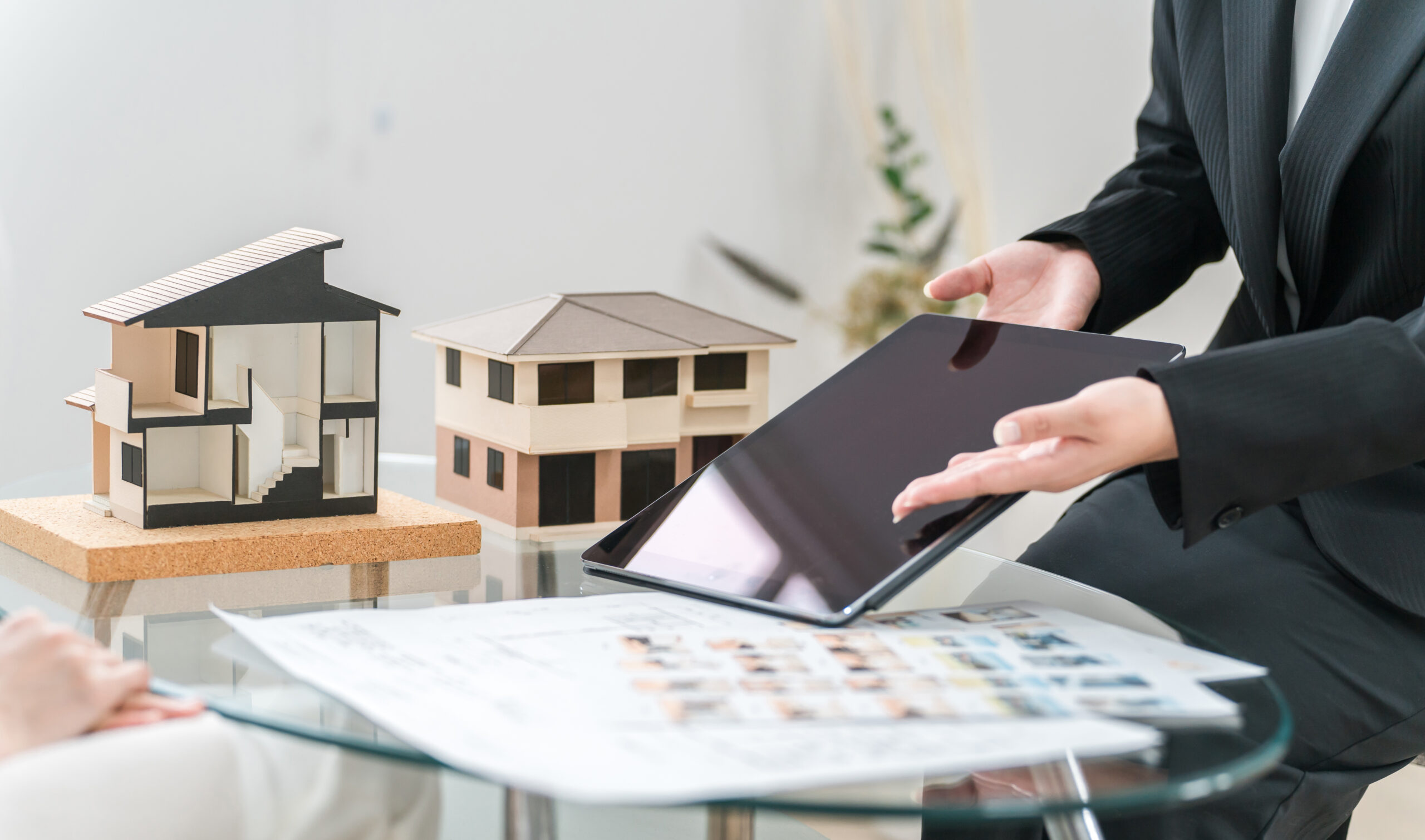 間取りを説明する営業マン