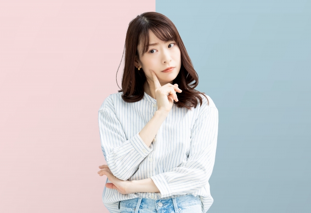 どちらがいいか迷う女性