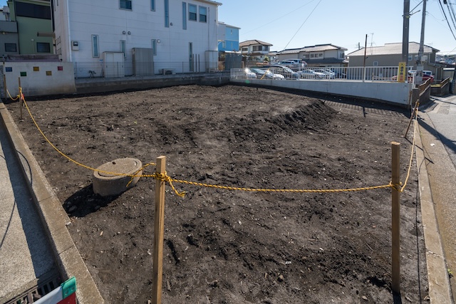 住宅の建て替えに向けて整地された更地の様子
