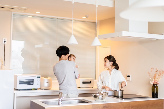 キッチンで会話をする家族