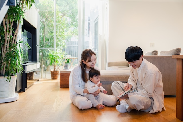 リビングでくつろぐ家族