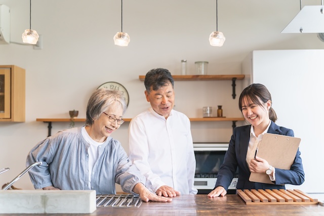 ハウスメーカーの社員と打ち合わせをする夫婦