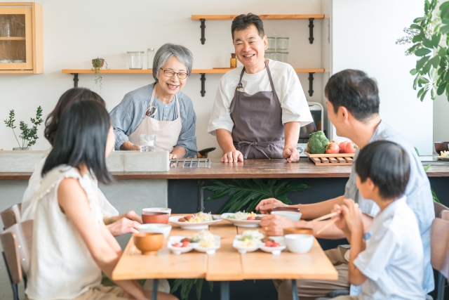 二世帯住宅で食事をする家族