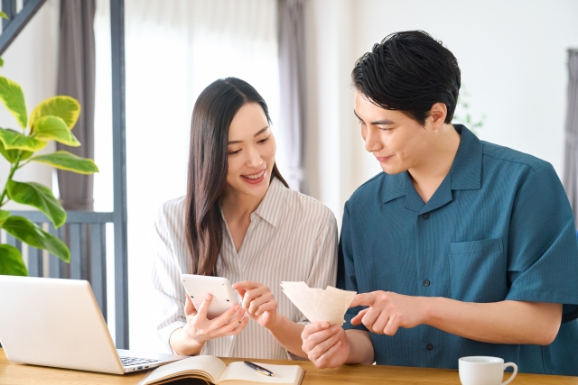 楽しく相談する夫婦