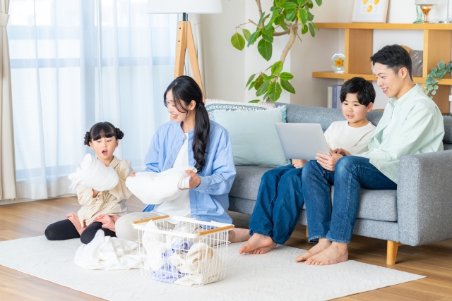 談笑する家族