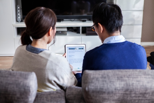 建て替え計画について情報収集をする夫婦のイメージ
