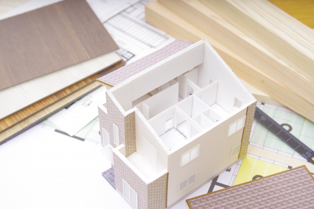 家づくりイメージの住宅模型と設計図