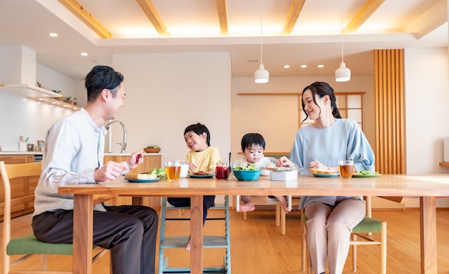 家族の食事風景