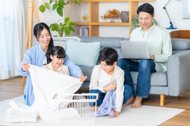 明るいリビングで家族が家事をしながら過ごす様子