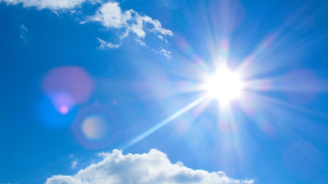 夏の強い日差しをイメージする空と太陽