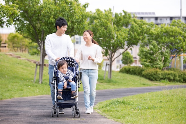 公園を散歩する家族