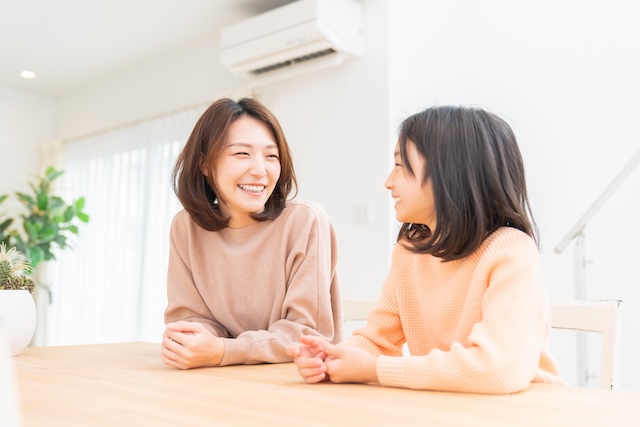 注文住宅の室内で会話をする母と娘のイメージ