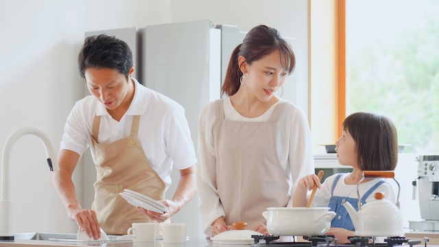 キッチンで料理をする家族