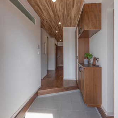 木目が映える玄関