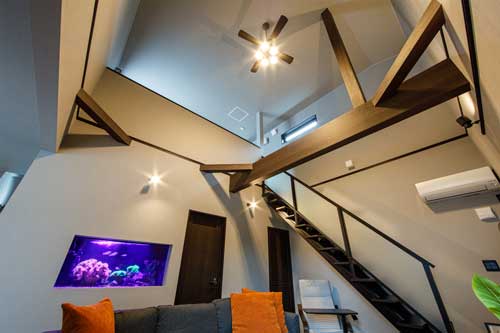 吹き抜けで開放感のあるリビング