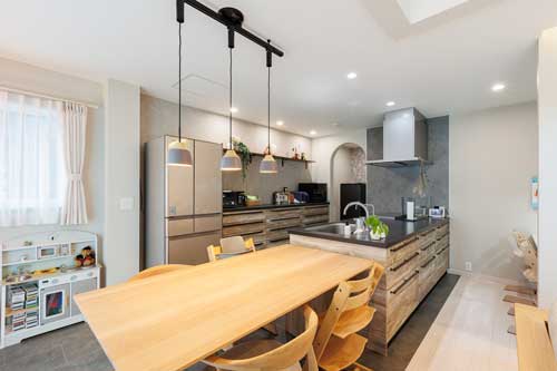 ダイニングと横並びのキッチン