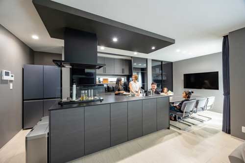 シックなアイランドキッチン