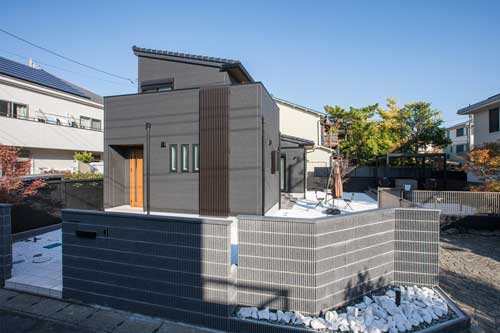 シックな黒で統一されたスタイリッシュな外観