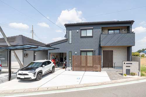 黒でまとめられたシックな外観