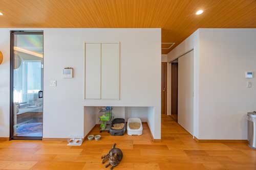 収納の一部を愛猫用のトイレに