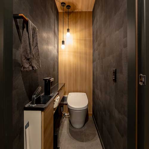 シックな雰囲気でまとめたトイレ空間